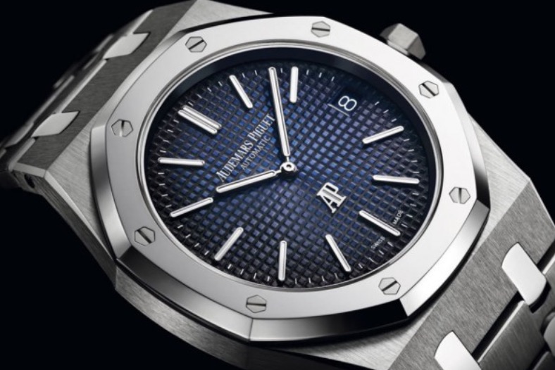 オーデマピゲ（AUDEMARS PIGUET）はスイスの老舗高級時計ブランドです。数あるモデルのなかでも、「ロイヤルオーク」はブランドを代表する名品として知られています。そこで、この記事ではロイヤルオークの特徴や買取相場の目安について解説します。